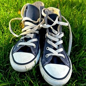 Chuck Taylor All Star
LITTLE KIDS HIGH TOP SHOE size 13.5